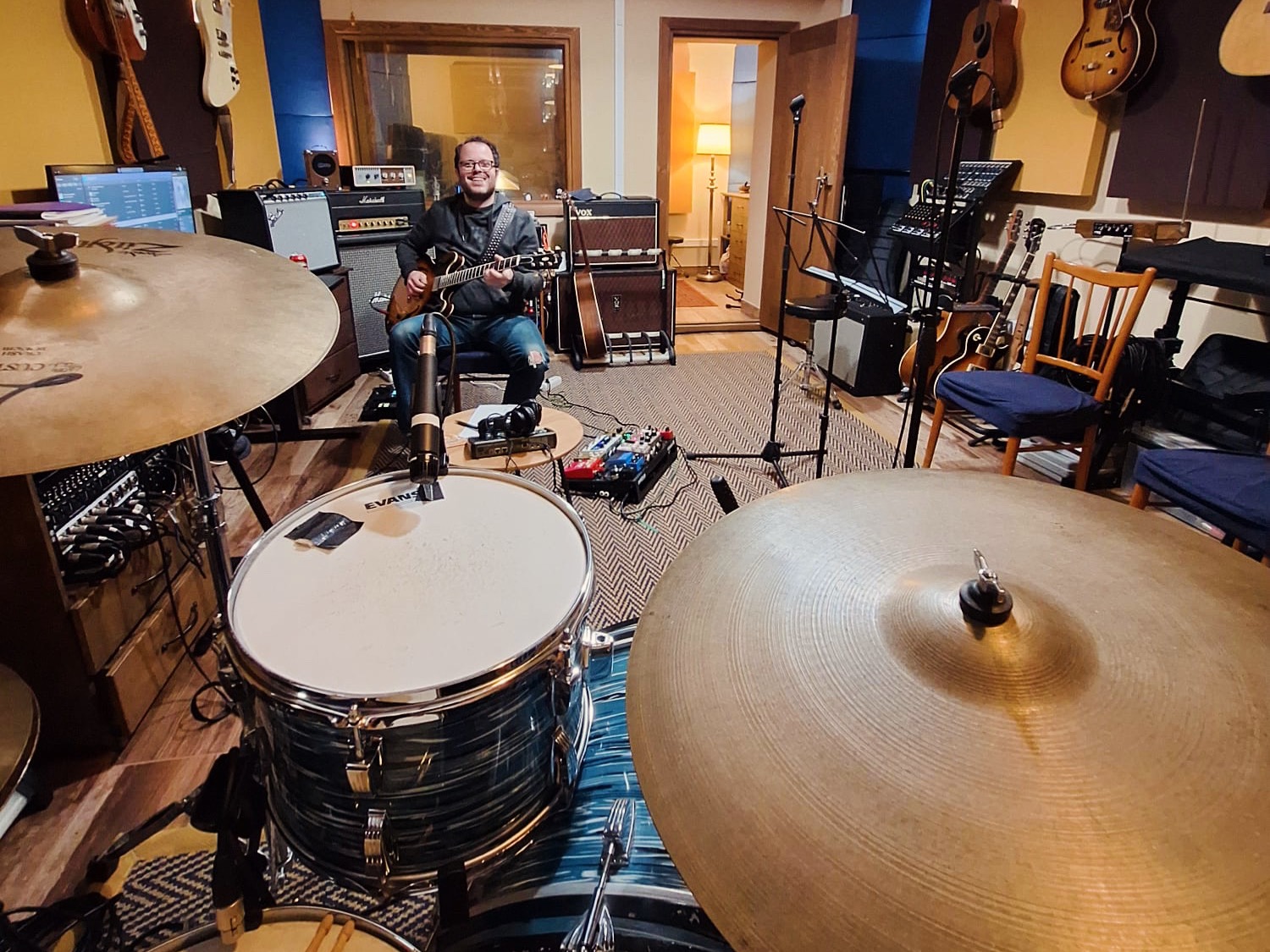 Víctor Abad at Estudio Milagros — tracking room